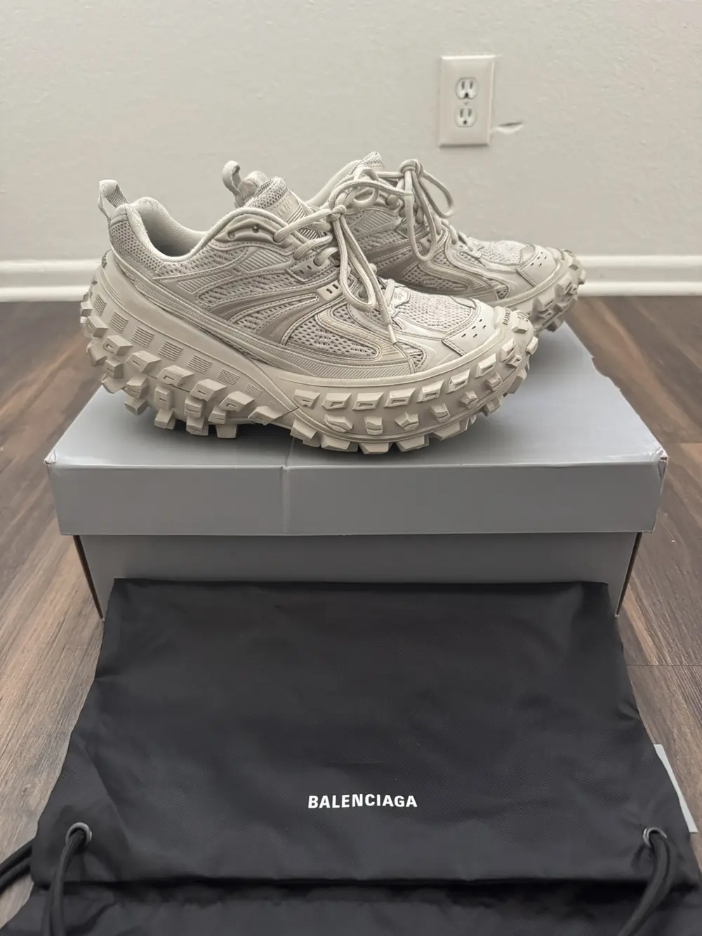 Balenciaga Defender Chunky-Sole Sneakers – תמונה 4