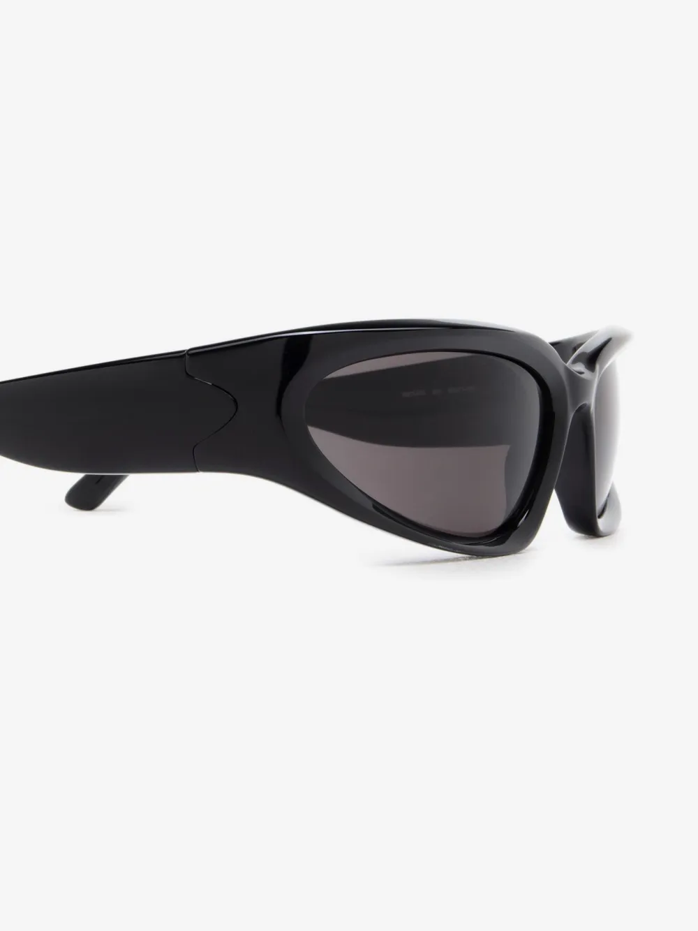Swift Oval Sunglasses in Black – תמונה 3