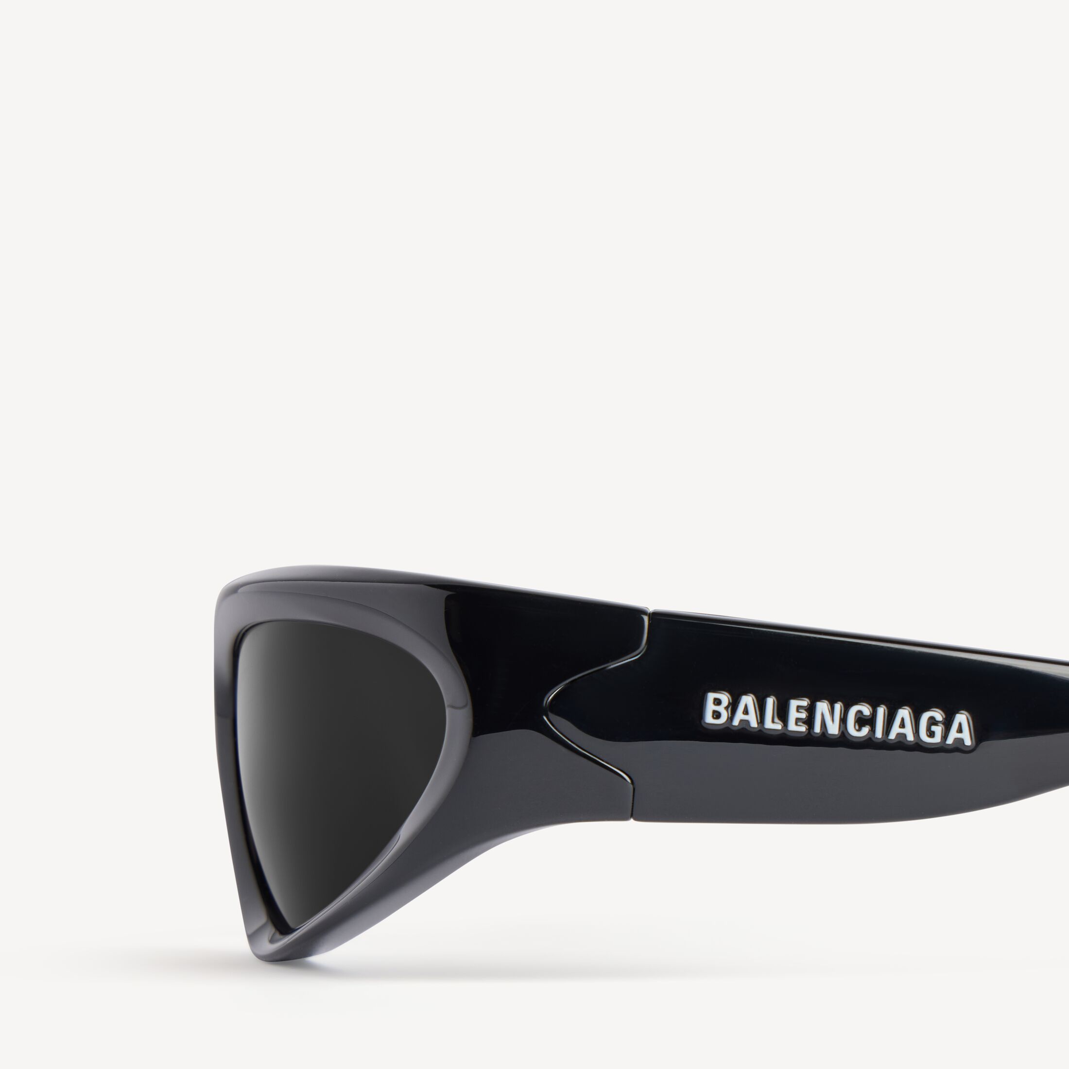 Swift Oval Sunglasses in Black – תמונה 6